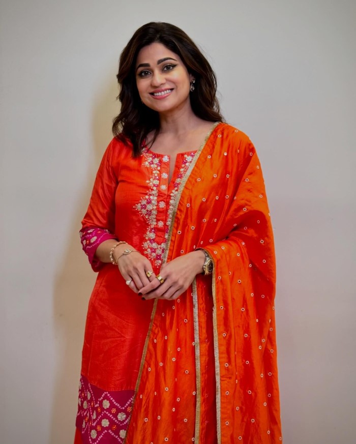 शमिता शेट्टी बॉलीवुड इंडस्ट्री की एक मशहूर अभिनेत्री है और आपको बता दें कि कई सालों से उन्होंने पर्दे से दूरी बनाई हुई है