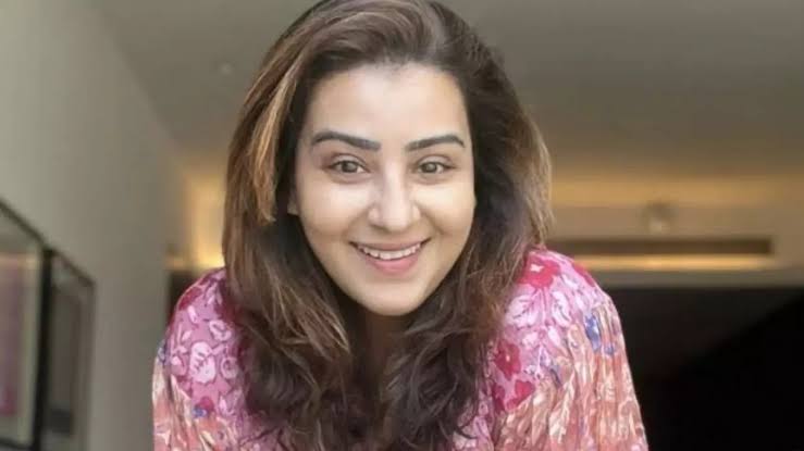 लेकिन आपको बता दें कि अभी के समय पर काफी सारे मेकर्स उनको रिस्क कैटेगरी में रखते हैं और शायद ही उनके साथ में काम करना चाहते हैं