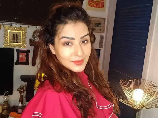 लेकिन शिल्पा शिंदे रिस्की इसीलिए भी है क्योंकि वह जिनके साथ में भी काम करती है, अगर उनकी कोई भी बात उन्हें बुरी लग जाती है तो वह उनको छोड़ भी देती है