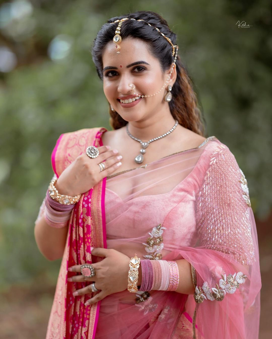 Sravanthi Chokarapu Delight's Fans With Stunning Saree Pics