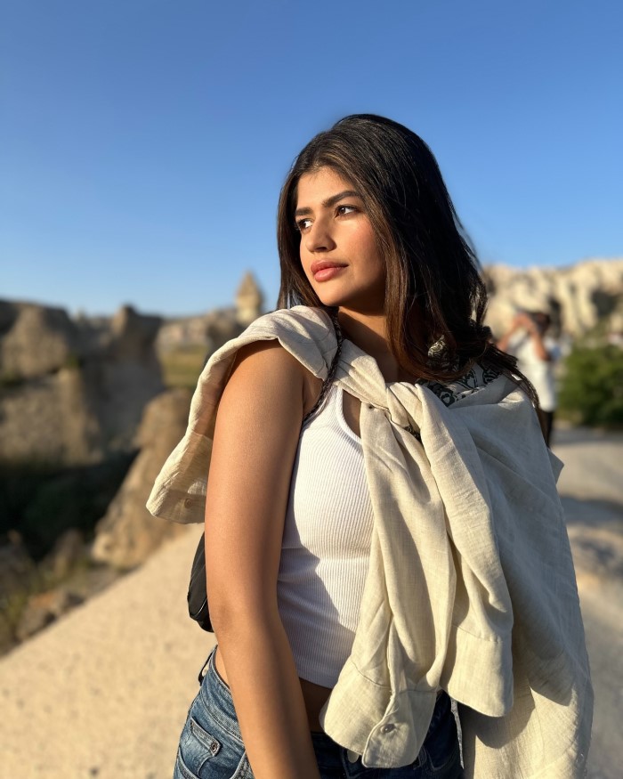 जानकारी के लिए आपको बता दें कि अंजिनी का एक छोटा भाई भी है और इसका नाम करण धवन है