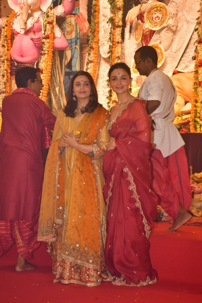 Alia was accompanied by her sister, Shaheen Bhatt, who wore a beautiful anarkali suit.