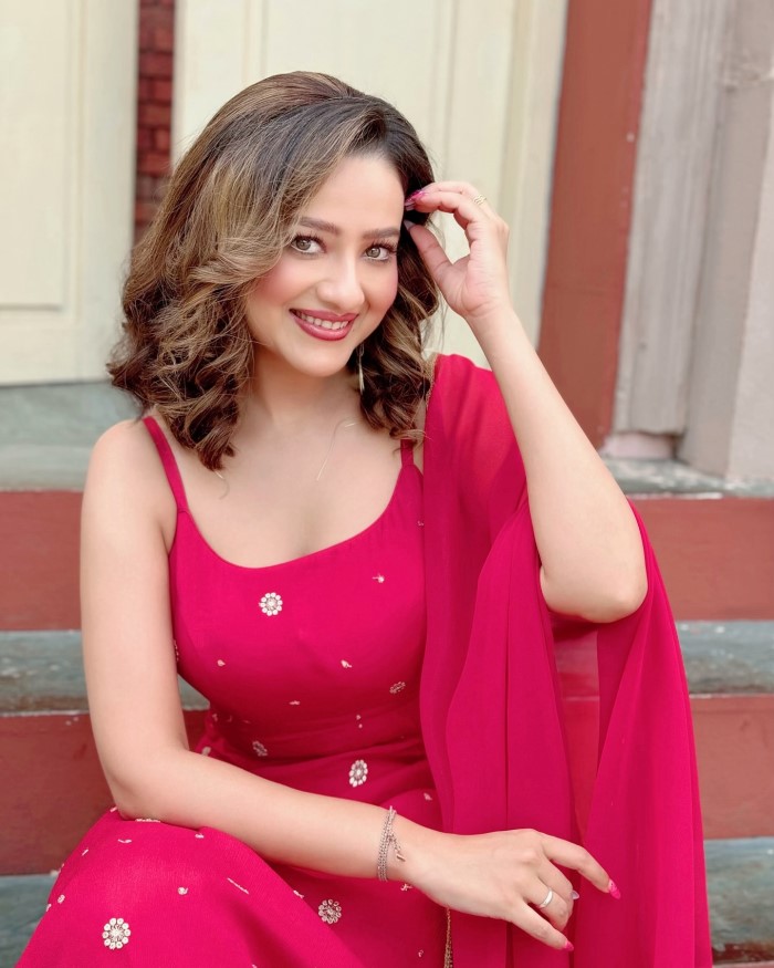 मदालसा शर्मा टीवी इंडस्ट्री की एक मशहूर अभिनेत्री बन चुकी है और आपको बता दें कि डिस्को डांसर कहे जाने वाले मिथुन चक्रवर्ती की बहू भी है।