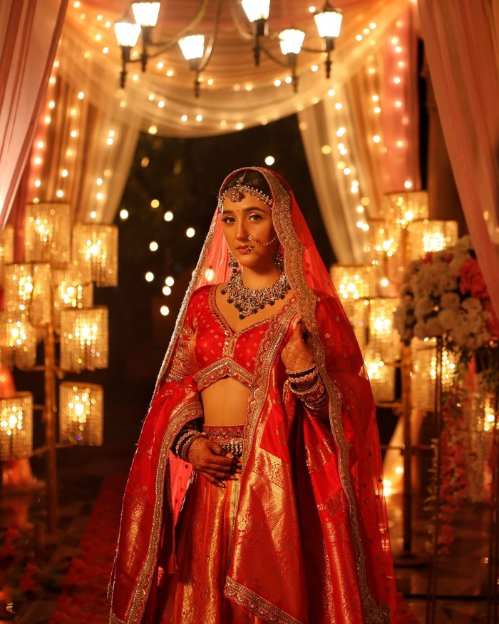 इस समय टीवी पर सुमन इंदौरी का किरदार निभा रही अशनूर कौर को हाल ही में दुल्हन के जोड़े में देखा गया है। इस दौरान वह इतनी खूबसूरत लग रही है कि हर कोई उनको देखा ही रह जा रहा है।