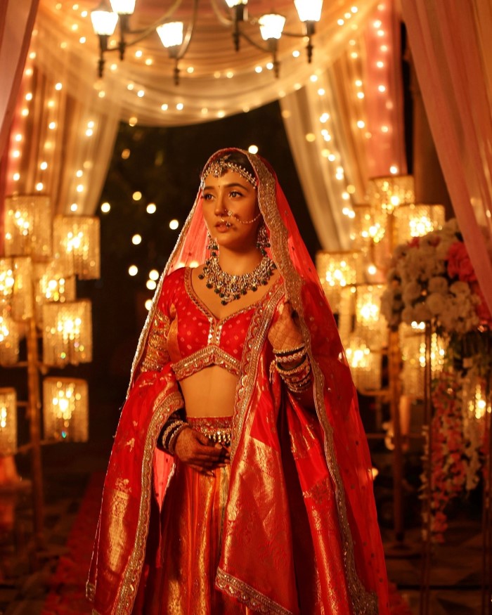 अशनूर अभी सिर्फ 20 साल की ही है और इसके चलते उनका दुल्हन बना देखकर फैंस भी काफी ज्यादा हैरान हो गए हैं कि आखिरकार उन्होंने इतनी छोटी सी उम्र में किससे और कब शादी रचा ली।