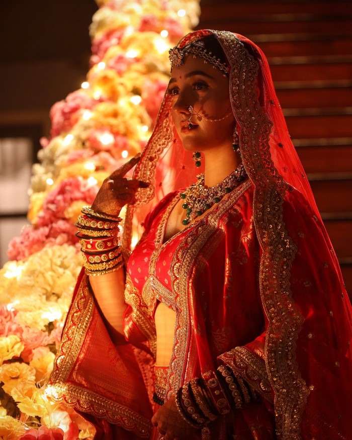 इसीलिए आपको परेशान होने की कोई भी जरूरत नहीं है क्योंकि अशनूर कौर ने असल में शादी नहीं की है और वह अपने सीरियल में दुल्हन का रोल निभा रही है।