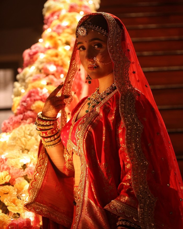 लेकिन मानना तो पड़ेगा कि अशनूर कौर की नजाकत और खूबसूरती ने हर किसी का दिल जीत लिया है और फैंस भी उनकी खूबसूरती को देखकर हक्के-बक्के रह गए हैं।