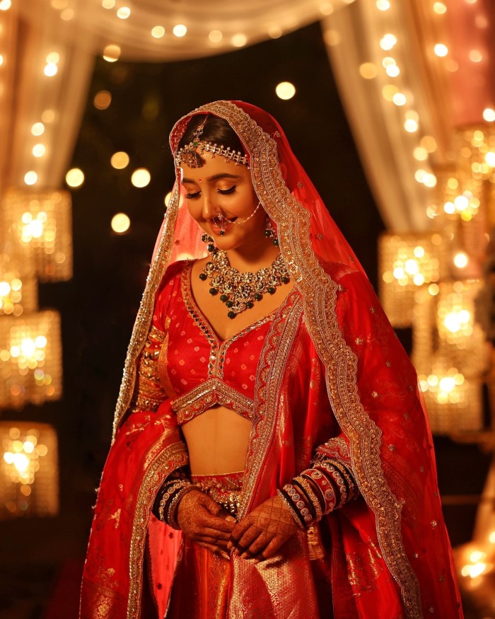 अशनूर कौर ने इस दौरान गले में वरमाला, नाक में नाथ और हाथों में चूड़ा पहने फुल ब्राइडल आउटफिट में जमकर फोटोशूट करवाया