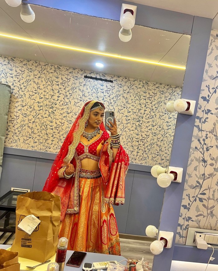 इसके अलावा अशनूर कौर के साथ में अभिनेता जैन इमाम भी सफेद शेरवानी में दूल्हे राजा के किरदार में नजर आ रहे हैं