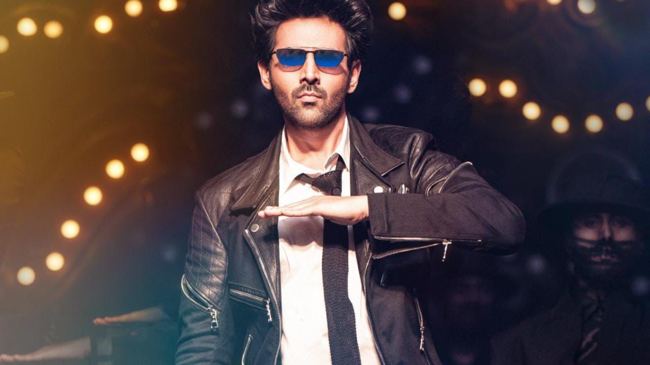 Dheeme Dheeme from Pati Patni Aur Woh is another chartbuster by Kartik.