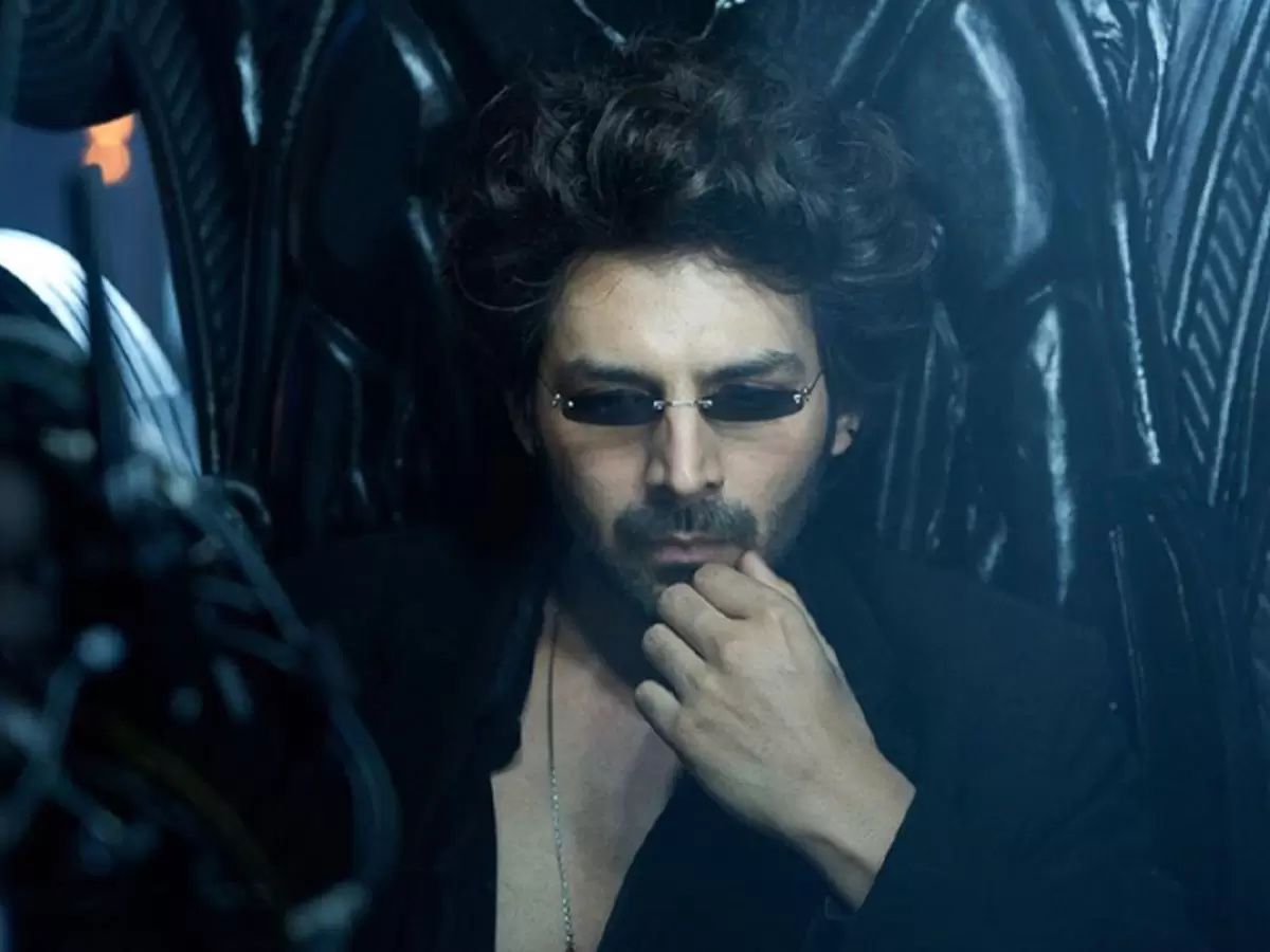 In the Bhool Bhulaiyaa 2 title track, Kartik wowed everyone with his stylish and cool dance moves.