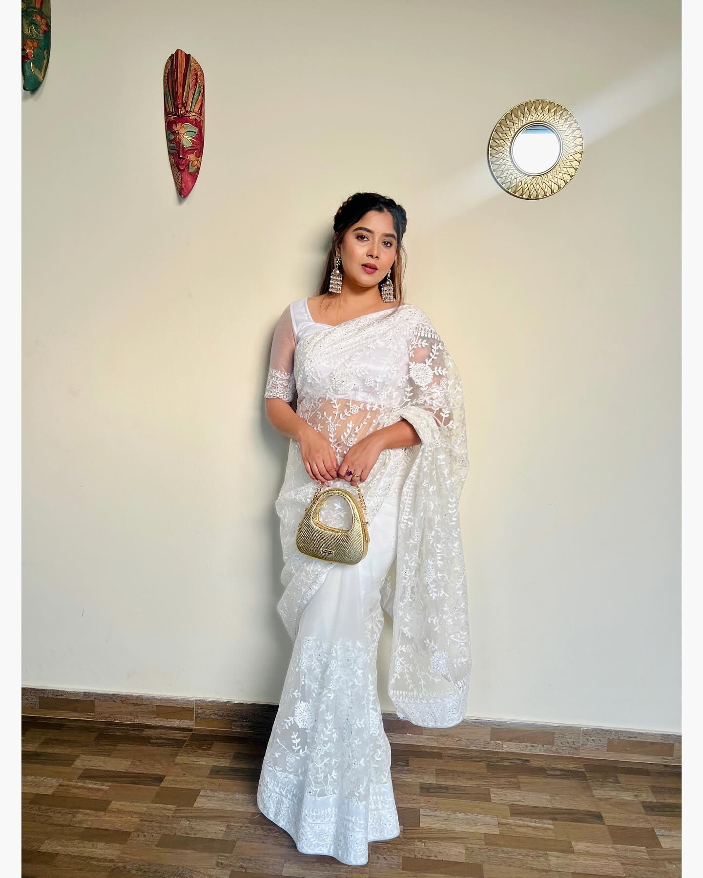 Aishwarya Shindogi Bigg Boss Kannada 11 Contestant photos.