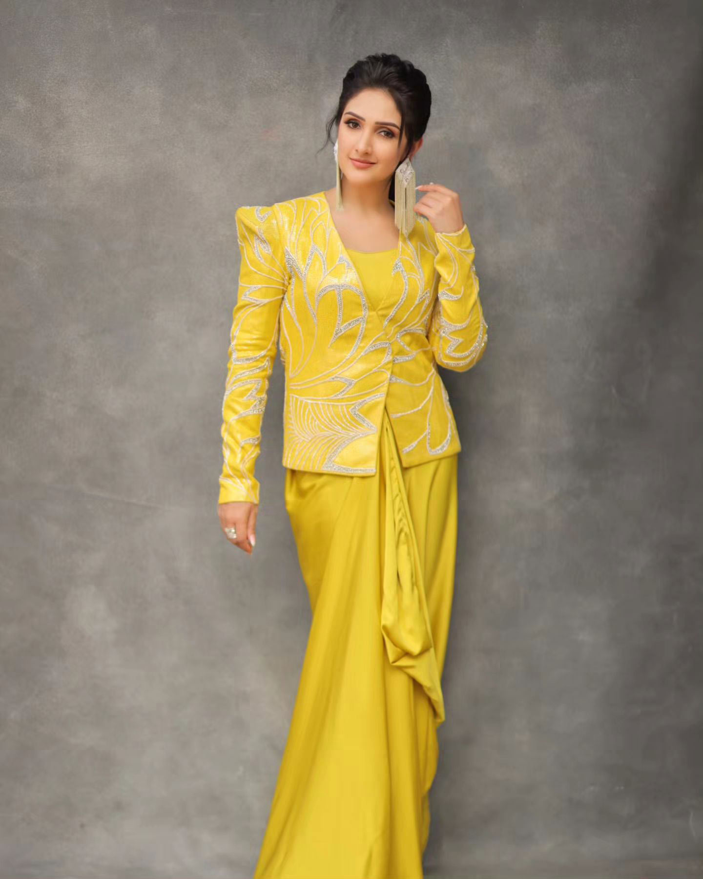 Sridevi Vijaykumar Bigg Boss Tamil 8 Contestant photos.