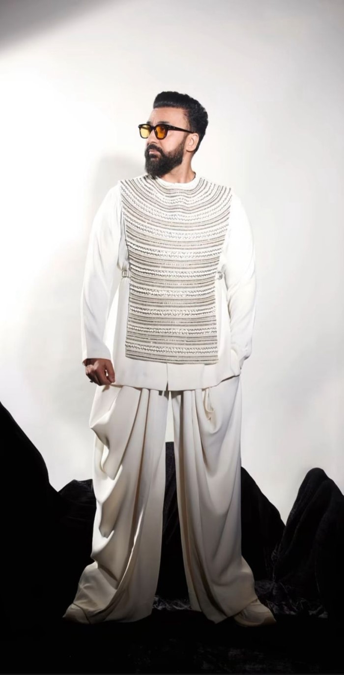 Raj Kundra made a true fashion statement on the Diwali red carpet, pairing a crisp white kurta with a trendy pant-style lungi.
