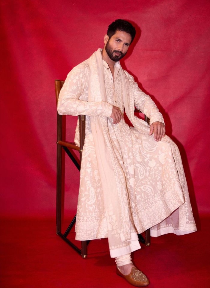 Shahid chose a soft, baby pink kurta for the season, giving a nod to the pastel trend.