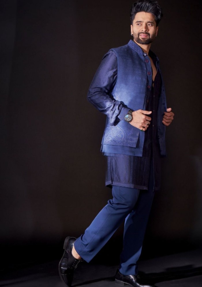 Jackky lit up the night in a deep, regal blue kurta, bringing in a rich pop of color to his look.