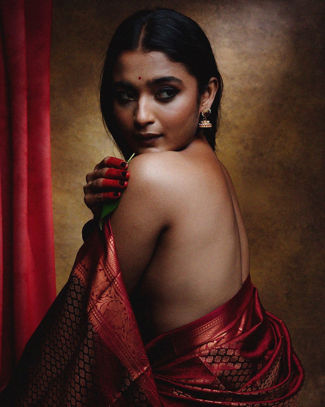 Chaitra J Achar exudes timeless elegance in her vintage-inspired blouseless saree photoshoot.