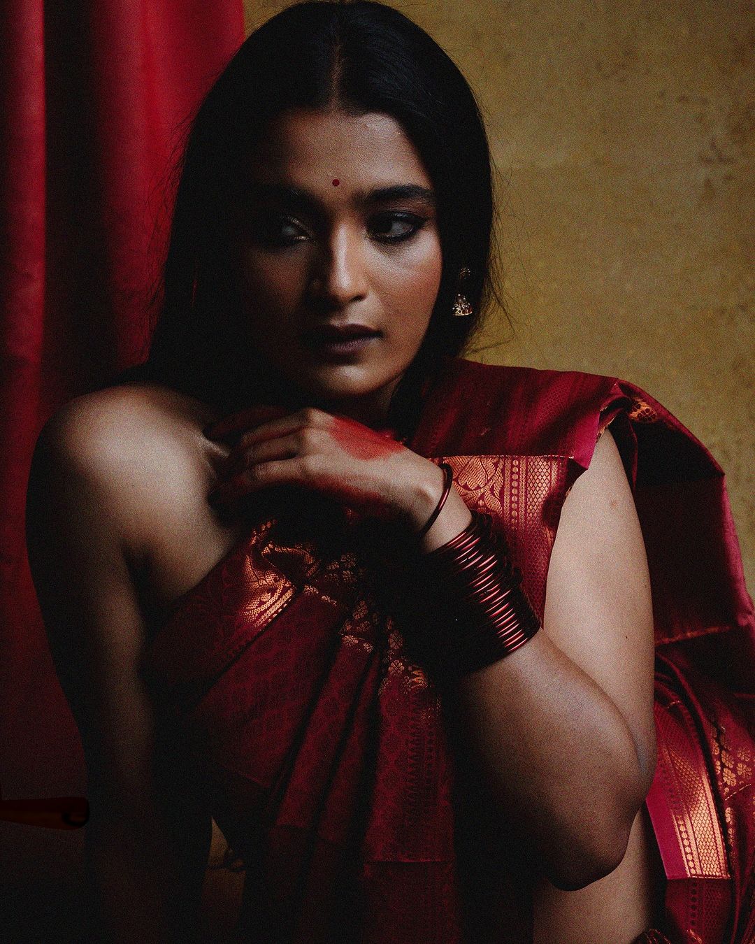 Chaitra J Achar exudes timeless elegance in her vintage-inspired blouseless saree photoshoot.