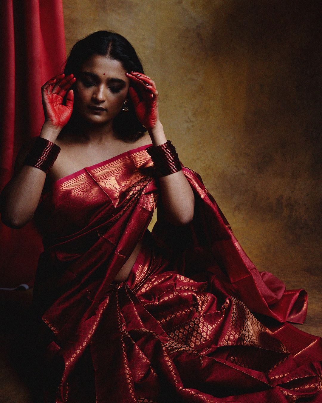 Chaitra J Achar exudes timeless elegance in her vintage-inspired blouseless saree photoshoot.