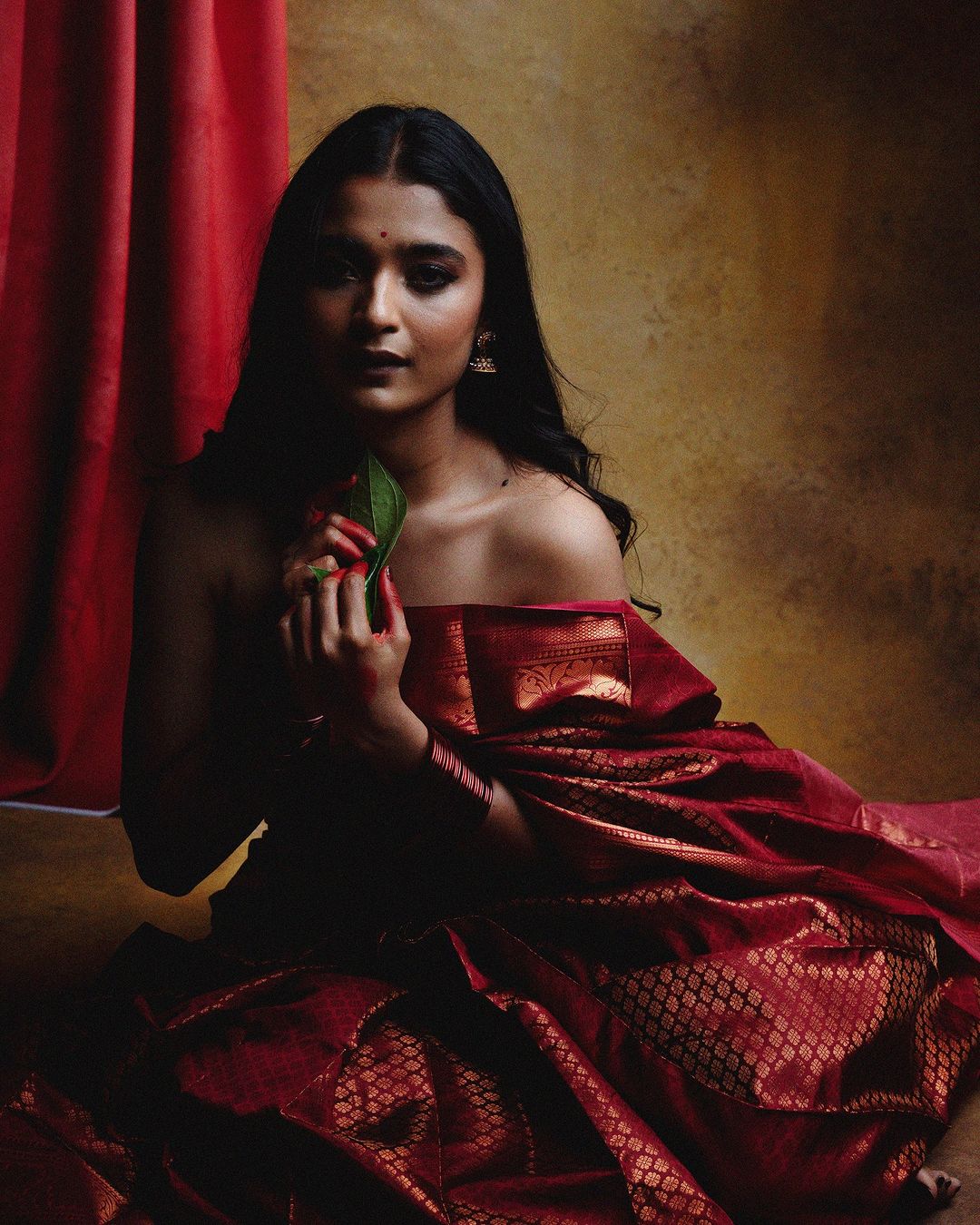 Chaitra J Achar exudes timeless elegance in her vintage-inspired blouseless saree photoshoot.