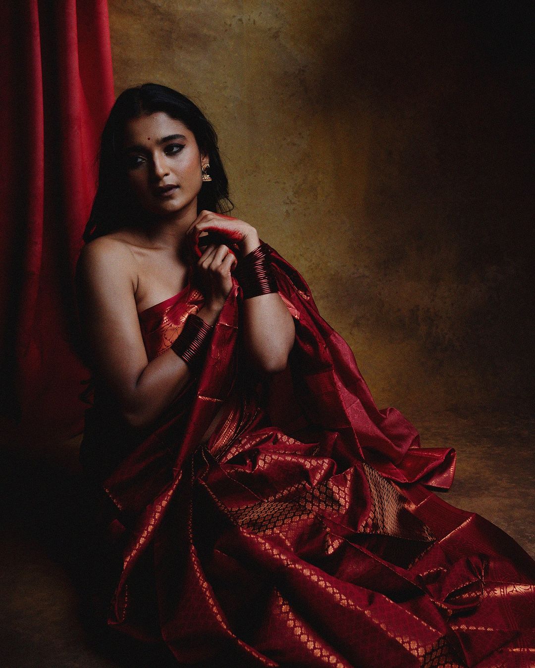 Chaitra J Achar exudes timeless elegance in her vintage-inspired blouseless saree photoshoot.