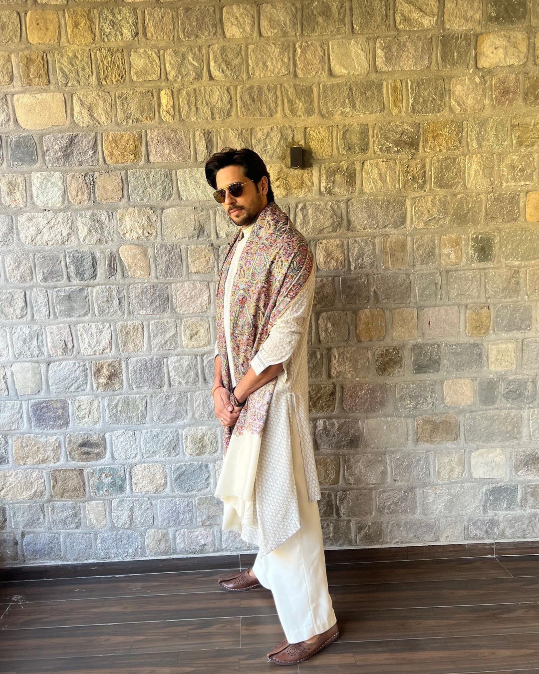 Siddharth Malhotra: Pair a white kurta-pajama set with a pashmina shawl.