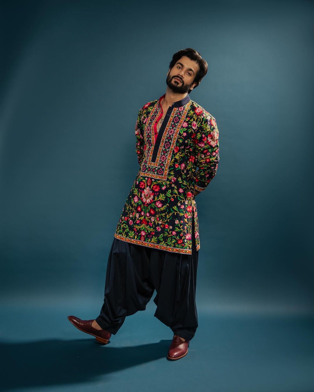 Sunny Kaushal: Wear a classic all-black kurta-pajama set.