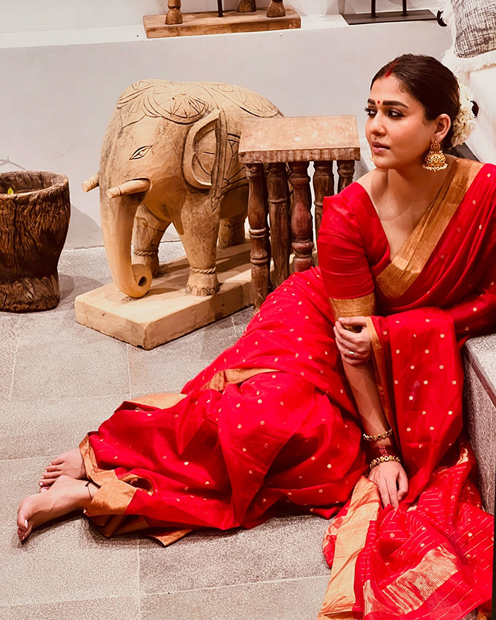 नयनतारा अपने साड़ी कलेक्शन के लिए खूब पसंद की जाती हैं। अगर आप भी इस त्योहार पर कुछ हटके पहनना चहती हैं तो आप इस तरह की लाल साड़ी के साथ बालों में गजरा और एयररिंग कैरी कर सकती हैं।