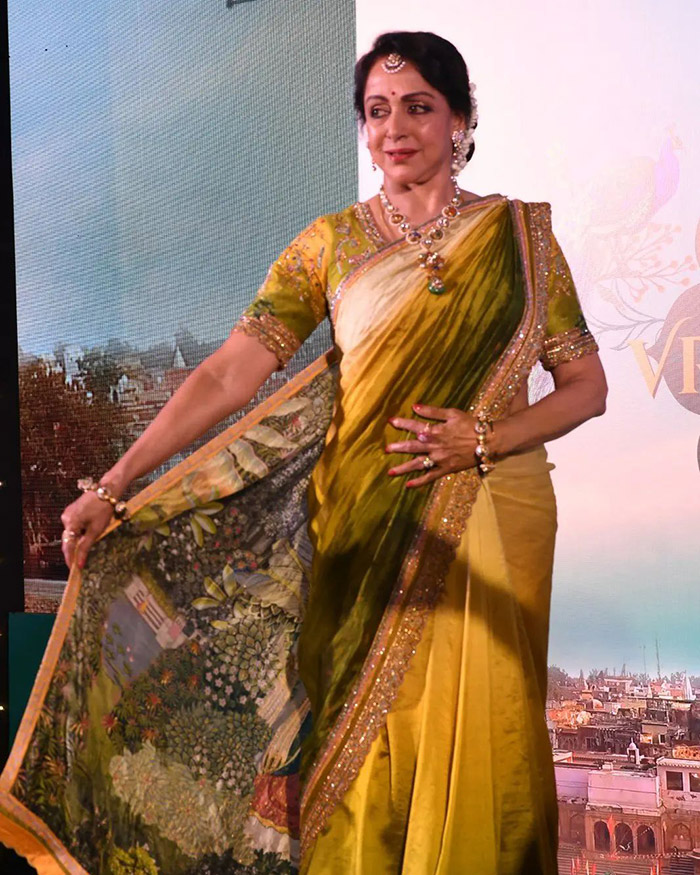 Her parents are Jaya Lakshmi and VSR Chakravarti Iyengar. . She has two brothers, R.K. Chakravarti and R.J. Chakravarti.