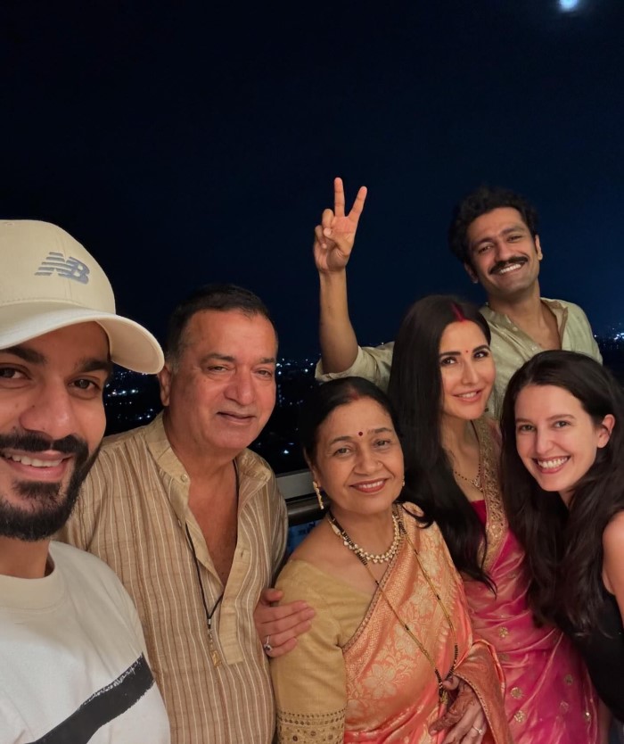 एक दूसरी तस्वीर में कैटरीना कैफ अपनी सास से आशीर्वाद लेती हुई दिखाई दे रही है