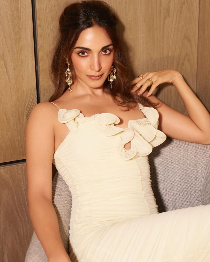 Kiara often opts for sleek, well-fitted dresses that accentuate her figure.