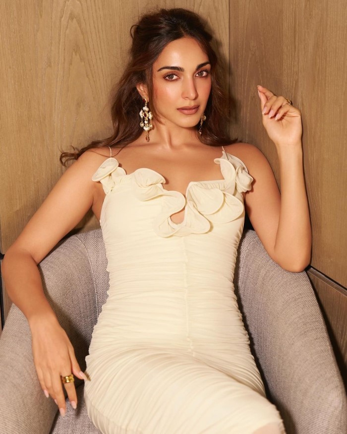 Outside of glamorous events, Kiara’s casual style reflects comfort and simplicity. Athleisure, chic casuals, and streetwear with sporty influences are part of her off-duty fashion.