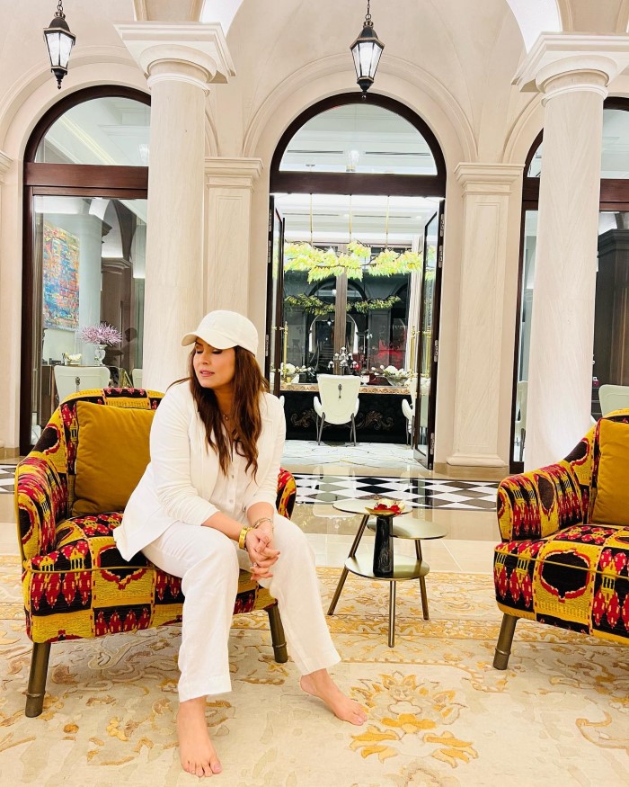 साथ ही अभिनेत्री ने बताया कि वह बैठकर शाहरुख खान के टेक देखती थी कि किस तरीके से वह सीन कर रहे हैं