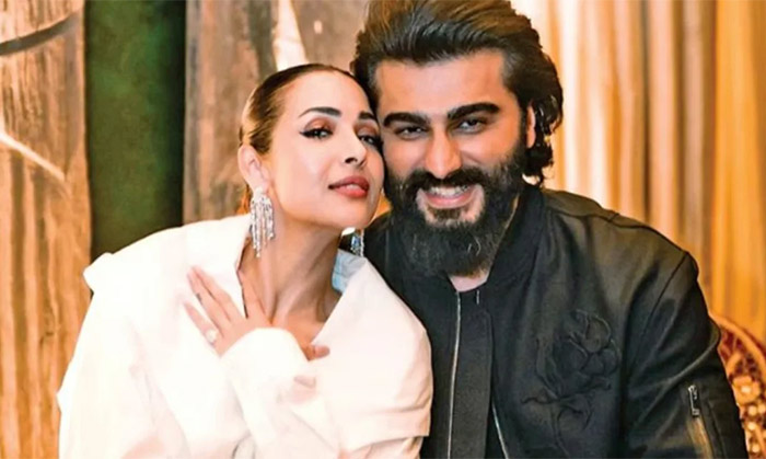 Boyfriend: Currently, Malaika is in a relationship with actor Arjun Kapoor since 2016.