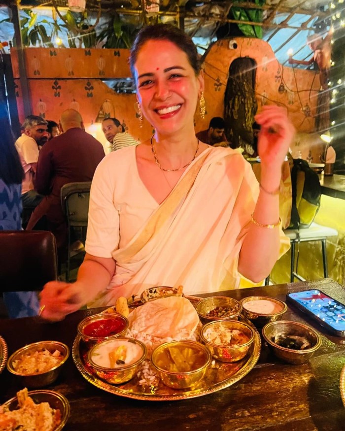 मोना सिंह बॉलीवुड की एक मशहूर अभिनेत्री है और आपको बता दें कि उन्होंने 'जस्सी जैसी कोई नहीं' सीरियल से अच्छी खासी लोकप्रियता हासिल की