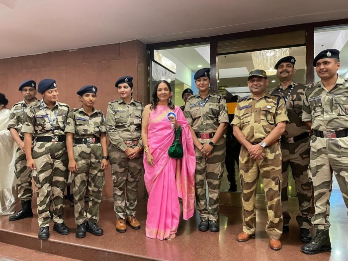 नीना गुप्ता बॉलीवुड की एक मशहूर अभिनेत्री है और वह अपने बेबाक अंदाज की वजह से भी काफी पसंद की जाती हैं।