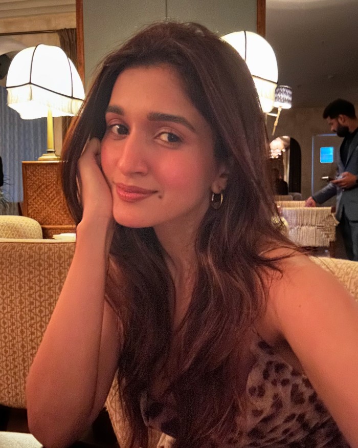 बाद में निधि शाह ने बताया कि सेट पर दो से तीन ऐसे भी लोग होते हैं जिनके साथ में काम करना काफी ज्यादा मुश्किल हो जाता है