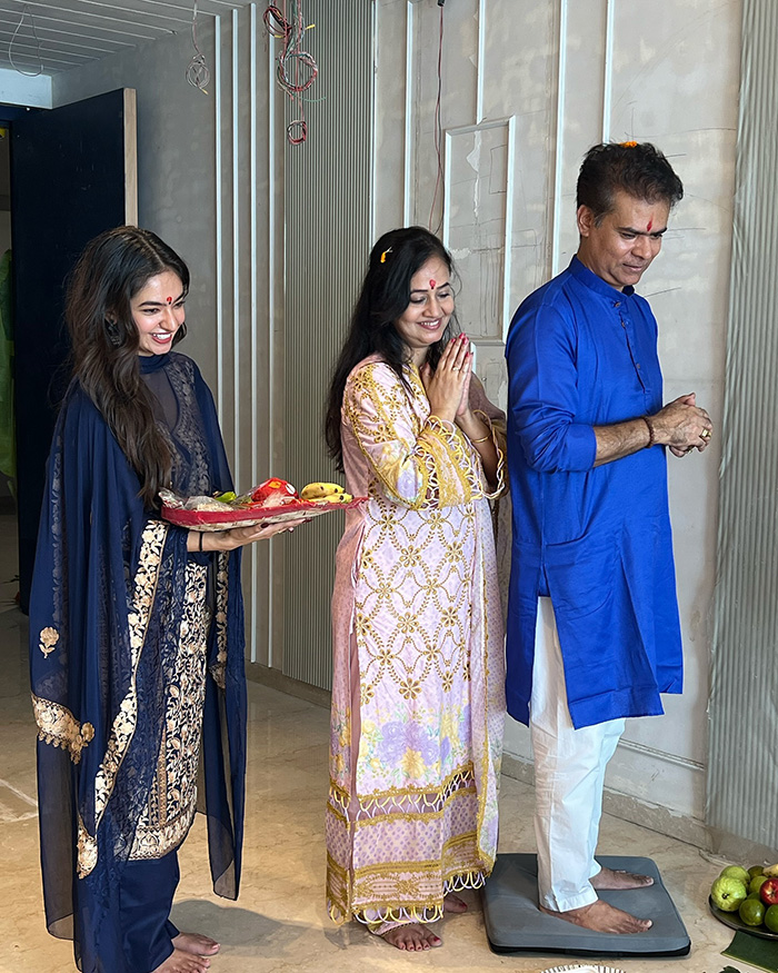 The Griha Pravesh ceremony was a joyous occasion, attended by close family and friends who gathered to celebrate this special moment with Anushka.
