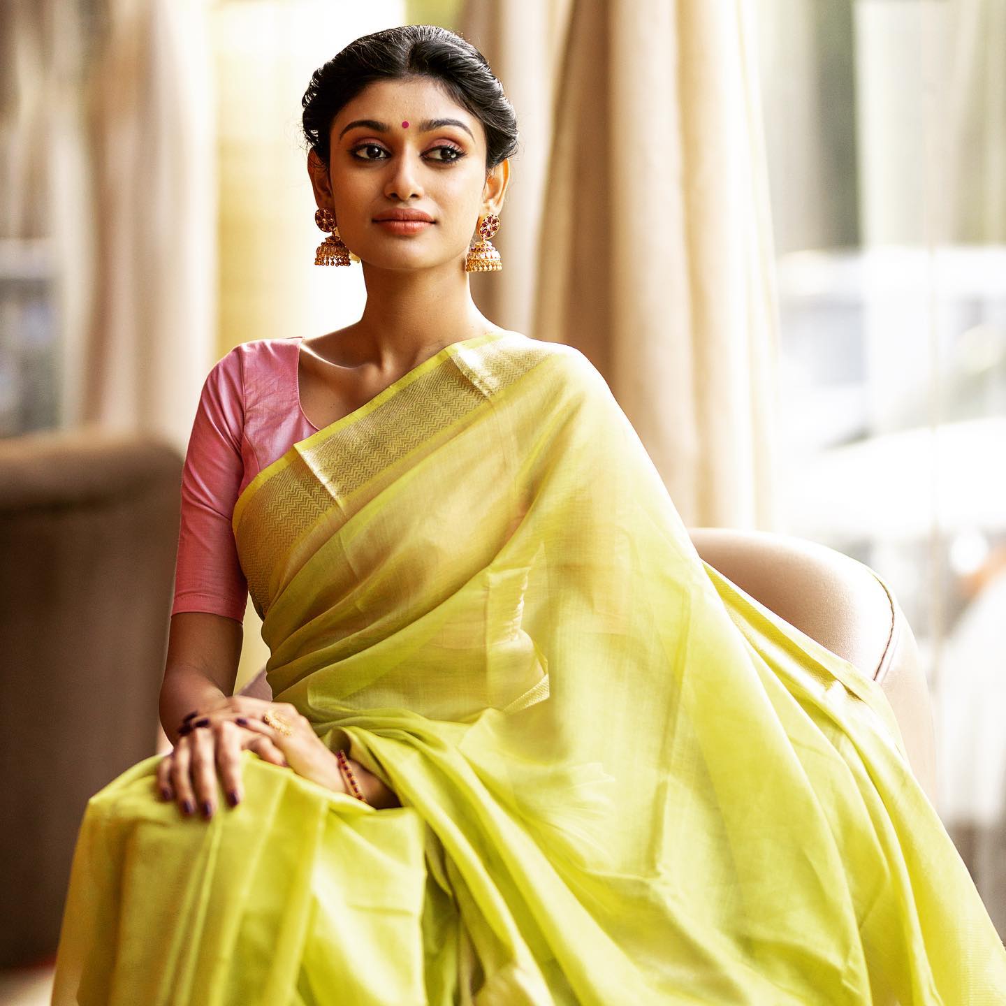 Oviya Helen: Photos, Age, Boyfriend, Controversy, Movies, Lifestyle, Family, Education