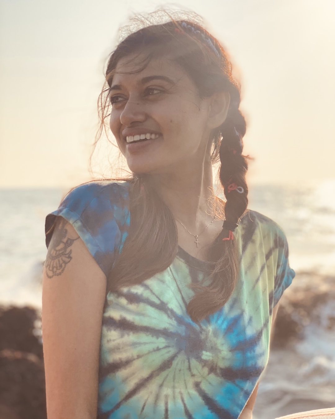 Oviya Helen: Photos, Age, Boyfriend, Controversy, Movies, Lifestyle, Family, Education