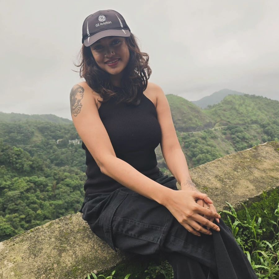 Oviya Helen: Photos, Age, Boyfriend, Controversy, Movies, Lifestyle, Family, Education