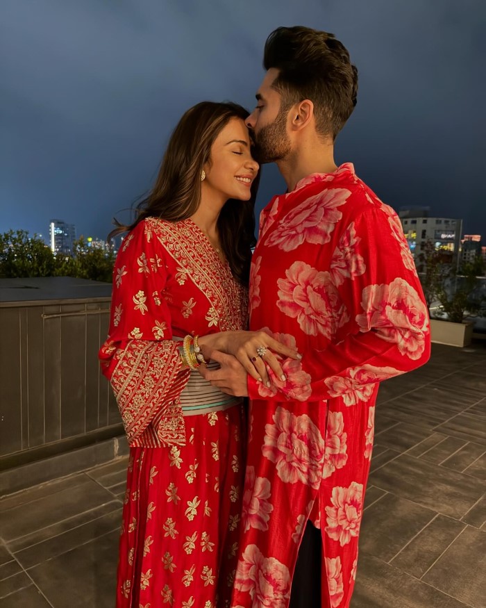 रकुल प्रीत सिंह ने तस्वीरों को शेयर भी किया और इसमें वह पति जैकी भगनानी के साथ रेड कलर के आउटफिट में ट्विनिंग करती हुई नजर आ रही है।