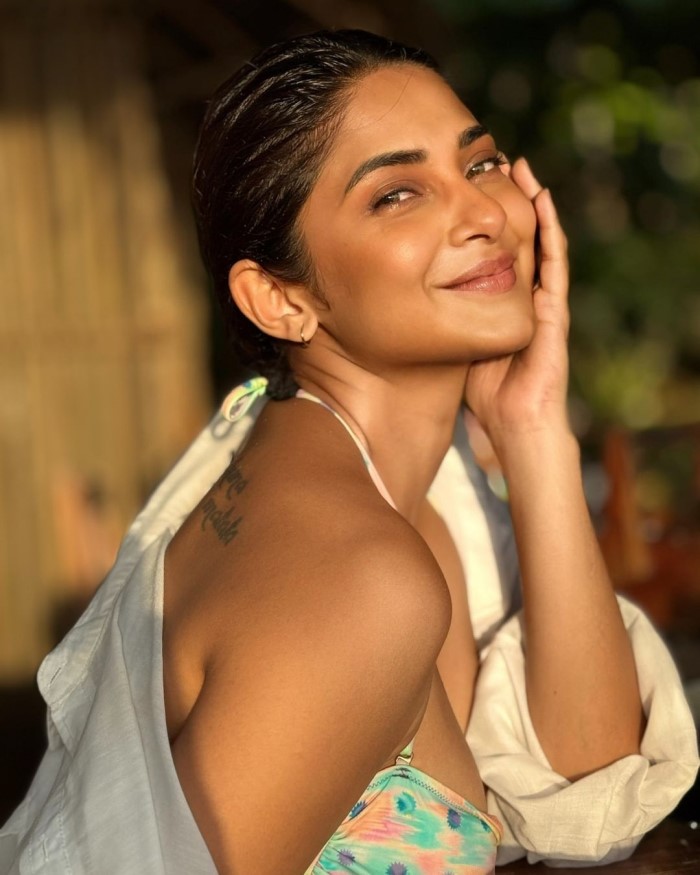 अभिनेत्री जेनिफर विंगेट ने बाल कलाकार के रूप में काम करना शुरू किया था। वह दिल मिल गए, कसौटी जिंदगी की और कई अन्य सहित कई टीवी शो का हिस्सा रही हैं। रिपोर्ट्स के अनुसार, वह प्रति एपिसोड 1.5 लाख रुपये कमाती हैं।