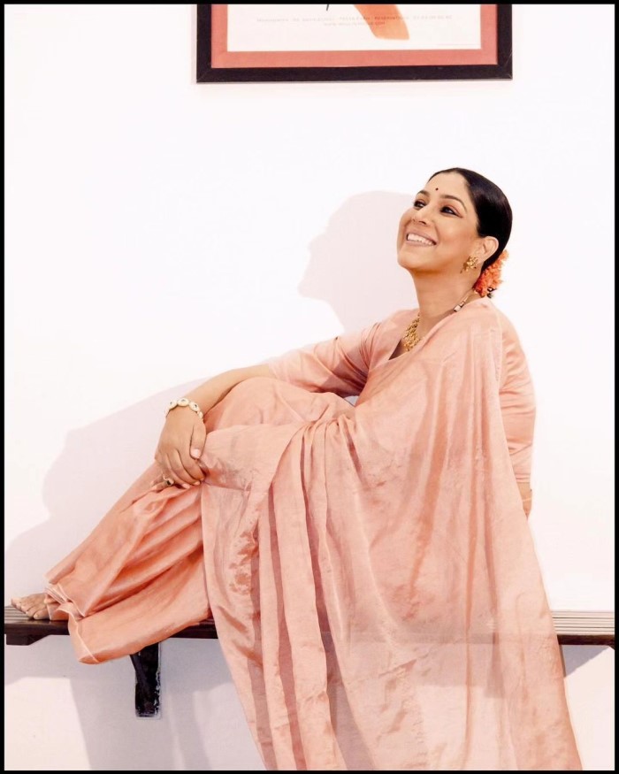 अभिनेत्री साक्षी तंवर ने 1998 में अलबेला सुर मेला शो से टेलीविजन पर अपनी शुरुआत की और तब से उन्होंने एक लंबा सफर तय किया है