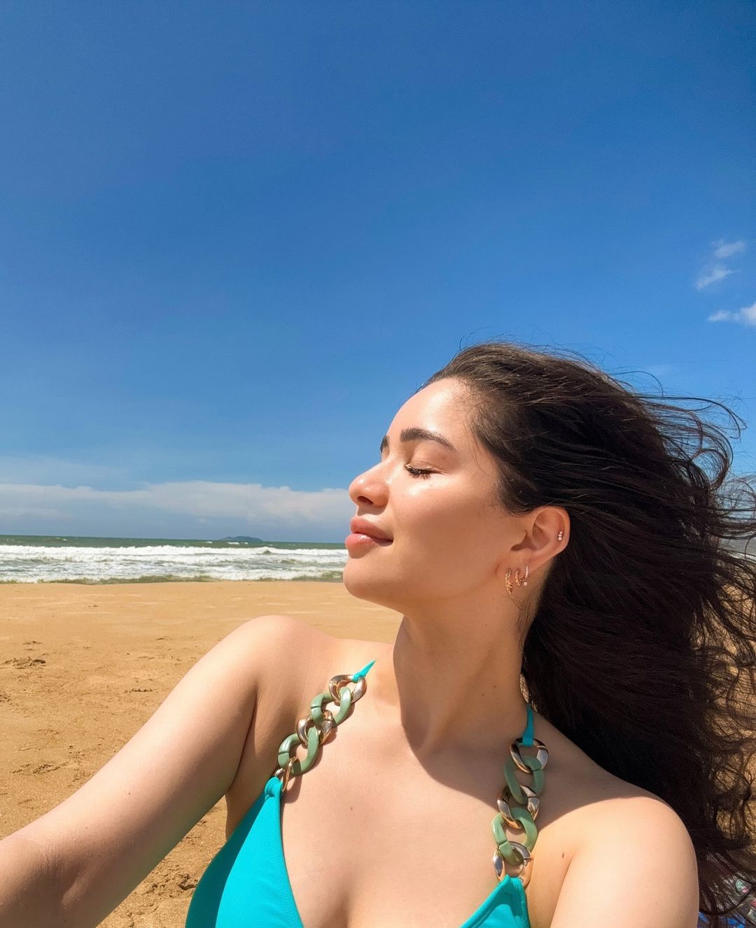 Sara Tendulkar Enjoys Beach Vibes in Goa:
