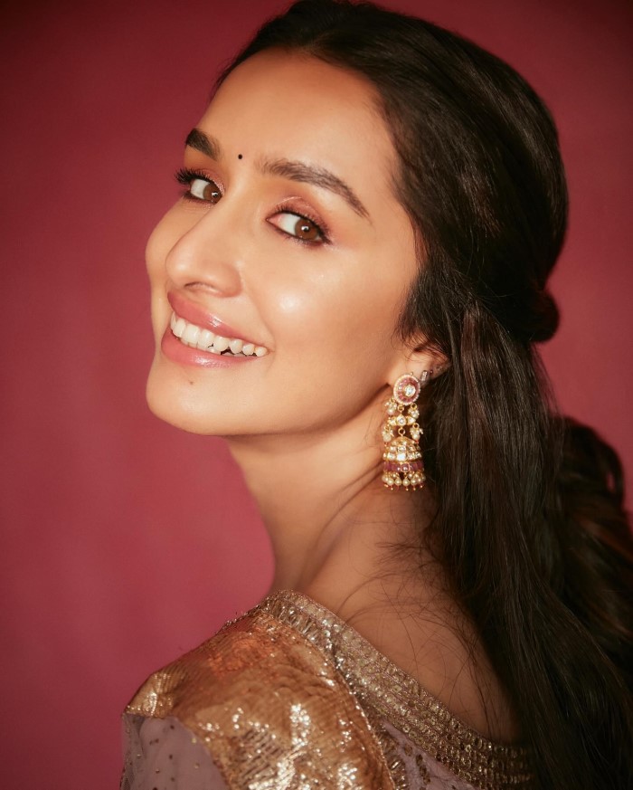 श्रद्धा कपूर बॉलीवुड की एक मशहूर अभिनेत्री है और आपको बता दें कि उन्हें फिल्म स्त्री 2 से बॉक्स ऑफिस पर एक बड़ी सफलता प्राप्त हुई।