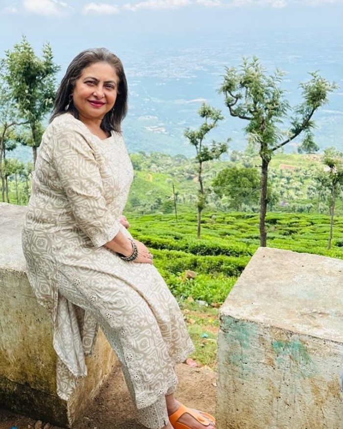 जानकारी के लिए आपको बता दें कि स्मिता जयकार को हम दिल दे चुके सनम, हम आपके दिल में रहते हैं जैसी फिल्मों में भी देखा जा चुका है
