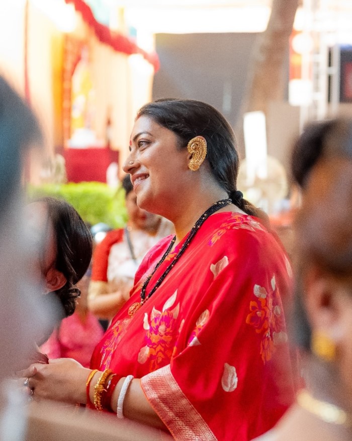 स्मृति ईरानी को अभी के समय पर राजनीति में काफी एक्टिव देखा जा रहा है और आपको बता दें कि वह काफी लंबे वक्त से टीवी इंडस्ट्री से दूर नजर आ रही है