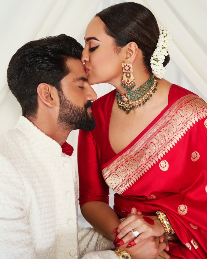 सोनाक्षी सिन्हा बॉलीवुड की एक मशहूर अभिनेत्री है और इस बार उन्होंने जहीर इकबाल के साथ अपना पहला करवा चौथ का त्यौहार मनाया है।