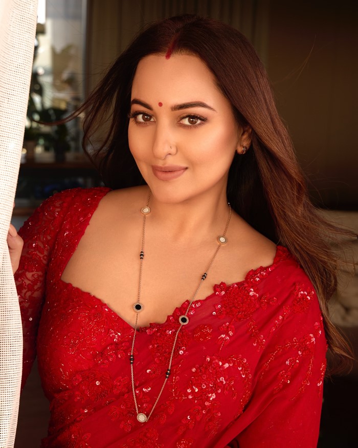 सोनाक्षी सिन्हा ने लाल साड़ी पहने हुए करवा चौथ के त्यौहार की कुछ तस्वीरों को भी शेयर किया है और इसमें वह काफी खूबसूरत भी नजर आई।